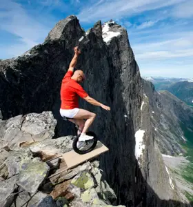 Eskil Rønningsbakken - Eskil Rønningsbakken er en verdenskjent balansekunstner fra Vallset i Hedmark. Han tilbyr foredrag om nye muligheter og mål, balansen i alt vi gjør, målsetting og kreativitet, samt sikkerhet og arbeidsulykker. Foredragene avsluttes med et imponerende "closeup" stunt.