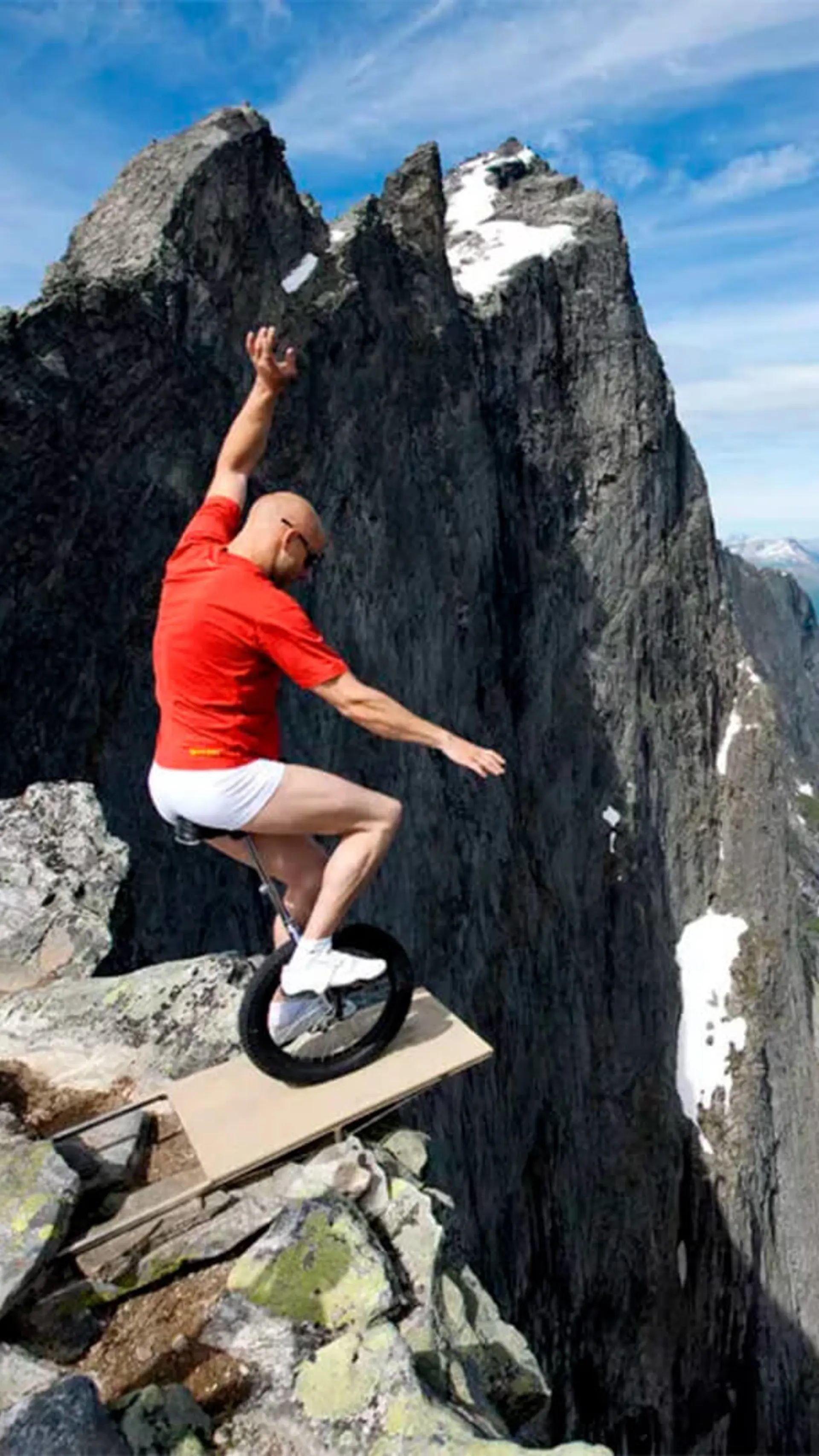 Eskil Rønningsbakken - <p>Eskil Rønningsbakken er en verdenskjent balansekunstner fra Vallset i Hedmark. Han tilbyr foredrag om nye muligheter og mål, balansen i alt vi gjør, målsetting og kreativitet, samt sikkerhet og arbeidsulykker. Foredragene avsluttes med et imponerende "closeup" stunt.</p>