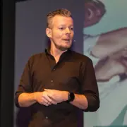 Øystein Vangsnes - <p>Øystein Vangsnes er en av Norges mest ettertraktede foredragsholdere innen salg, kundeservice, serviceledelse og kulturbygging i organisasjoner.&nbsp;</p>