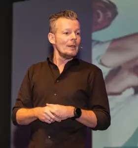 Øystein Vangsnes - Øystein Vangsnes er en av Norges mest ettertraktede foredragsholdere innen salg, kundeservice, serviceledelse og kulturbygging i organisasjoner.&nbsp;