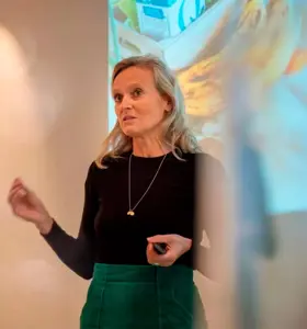 Mette Nygård Havre - Bli inspirert av Mette Nygård Havre – kvinnen bak folkebevegelsen Spis opp maten. I sitt engasjerende og innsiktsfulle foredrag deler Mette sitt sterke engasjement for miljø, bærekraft og kampen mot matsvinn. Hun viser hvordan små grep i hverdagen kan bidra til at Norge når FNs bærekraftsmål om å halvere matsvinn innen 2030.