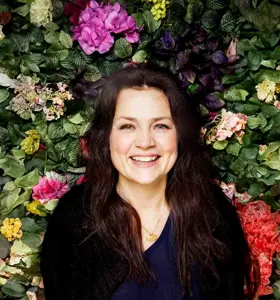 Catrin Sagen - Psykolog og parterapeut som gjør kommunikasjon, relasjoner og konflikthåndtering relevant for hele arbeidslivet.