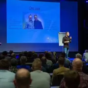 Øystein Vangsnes og Terje Bjørkhaug - <p>Hva er det egentlig som skiller toppselgere fra resten av salgsstyrken? Handler det bare om talent – eller ligger nøkkelen i holdning, teknikk og trening? Med Øystein og Terje får du svaret, og ikke minst verktøyene.</p>