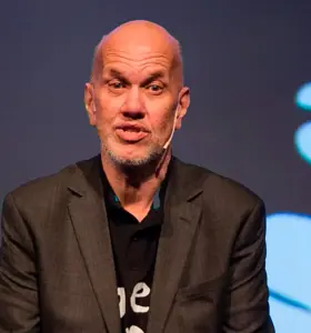 Eddi Eidsvåg - Eddi Eidsvåg, kjent for sitt arbeid med Pøbelprosjektet, deler i sitt foredrag "Fra Sauda via Slottet og det hvite hus til…" sin reise gjennom med- og motgang. Han gir en fantasirik kritikk av samfunnssystemet, ruspolitikk og møter med ungdom, og tar oss med på sitt "flyvende teppe" gjennom ulike erfaringer.