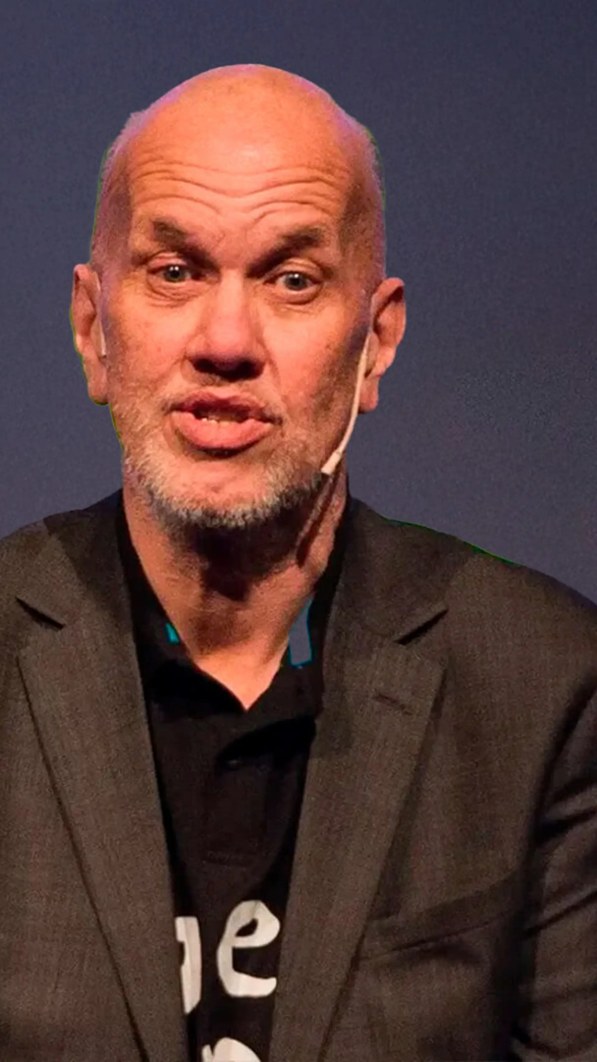 Eddi Eidsvåg - <p>Eddi Eidsvåg, kjent for sitt arbeid med Pøbelprosjektet, deler i sitt foredrag "Fra Sauda via Slottet og det hvite hus til…" sin reise gjennom med- og motgang. Han gir en fantasirik kritikk av samfunnssystemet, ruspolitikk og møter med ungdom, og tar oss med på sitt "flyvende teppe" gjennom ulike erfaringer.</p>