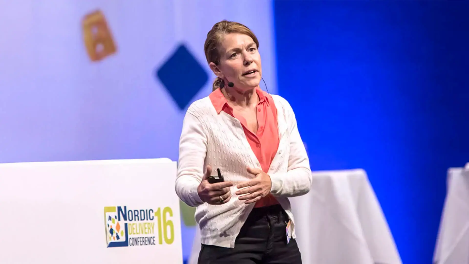 Anna Kirah - <div class="text-base my-auto mx-auto py-5 px-6">
<div class="mx-auto flex flex-1 text-base gap-4 md:gap-5 lg:gap-6 md:max-w-3xl lg:max-w-[40rem] xl:max-w-[48rem] group/turn-messages focus-visible:outline-none">
<div class="group/conversation-turn relative flex w-full min-w-0 flex-col agent-turn @xs/thread:px-0 @sm/thread:px-1.5 @md/thread:px-4">
<div class="relative flex-col gap-1 md:gap-3">
<div class="flex max-w-full flex-col flex-grow">
<div class="min-h-8 text-message relative flex w-full flex-col items-end gap-2 whitespace-normal break-words text-start [.text-message+&amp;]:mt-5" data-message-author-role="assistant" data-message-id="e6337b29-e3c7-4a37-84c3-6aa748d48690" data-message-model-slug="gpt-4o">
<div class="flex w-full flex-col gap-1 empty:hidden first:pt-[3px]">
<div class="markdown prose w-full break-words dark:prose-invert light">
<p class="" data-start="0" data-end="279">Anna Kirah er en pioner innen menneskesentrert innovasjon og tjenestedesign. Med bakgrunn som designantropolog og psykolog har hun over 25 års erfaring med å drive endring gjennom samskaping. Foredragene hennes gir innsikt i hvordan man utvikler tjenester som møter reelle behov.</p>
</div>
</div>
</div>
</div>
<div class="mt-3 w-full empty:hidden">
<div class="text-center"></div>
</div>
</div>
<div class="absolute">
<div class="flex items-center justify-center"></div>
</div>
</div>
</div>
</div>
<div class="pointer-events-none h-px w-px" aria-hidden="true" data-edge="true"></div>