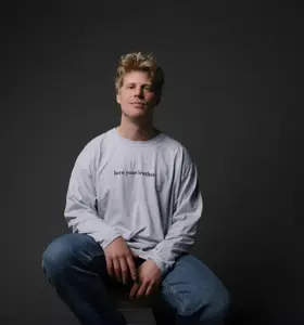 Kim Evensen - Kim Evensen er grunnlegger av organisasjonen Brothers, internasjonal foredragsholder og forfatter av to bøker solgt i over 20 land. Med en sjelden kombinasjon av varme, innsikt og subtil humor, er Kim kjent for å formidle budskap som treffer – både i hjertet og i hodet.