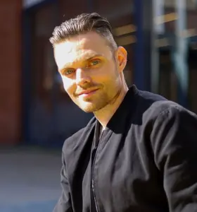 Aleksander Holtan - Aleksander Holtan formidler psykisk helse fra innsiden – med ærlighet, erfaring og konkrete verktøy for mestring og utvikling.