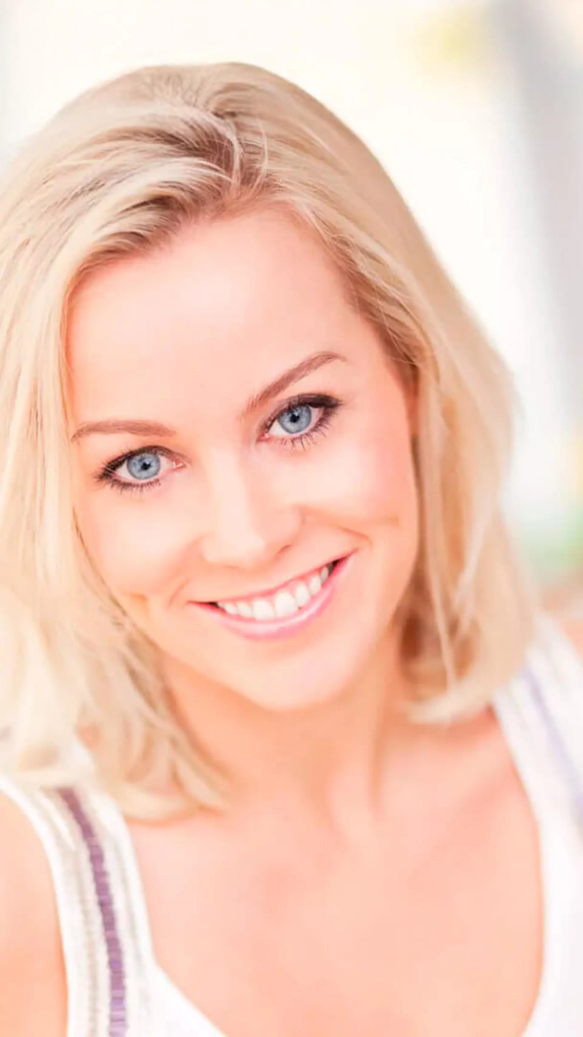 Hanne Sørvaag - <p class="" data-start="556" data-end="762">Hanne Sørvaag er en av Norges mest folkekjære artister og en internasjonalt anerkjent låtskriver. Med låter som har solgt nærmere fem millioner eksemplarer i over 70 land, har hun markert seg både på scenen og bak kulissene – og hun vet hva det vil si å følge drømmen, koste hva det koste vil.</p>