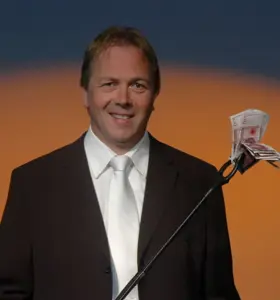 Geir Gjelten - Geir Gjelten er en erfaren entertainer og en profilert foredragsholder med en bakgrunn få kan matche. Han ble bitt av tryllebasillen allerede som 14-åring etter å ha sett NM i trylling – og siden har han aldri sett seg tilbake.&nbsp;