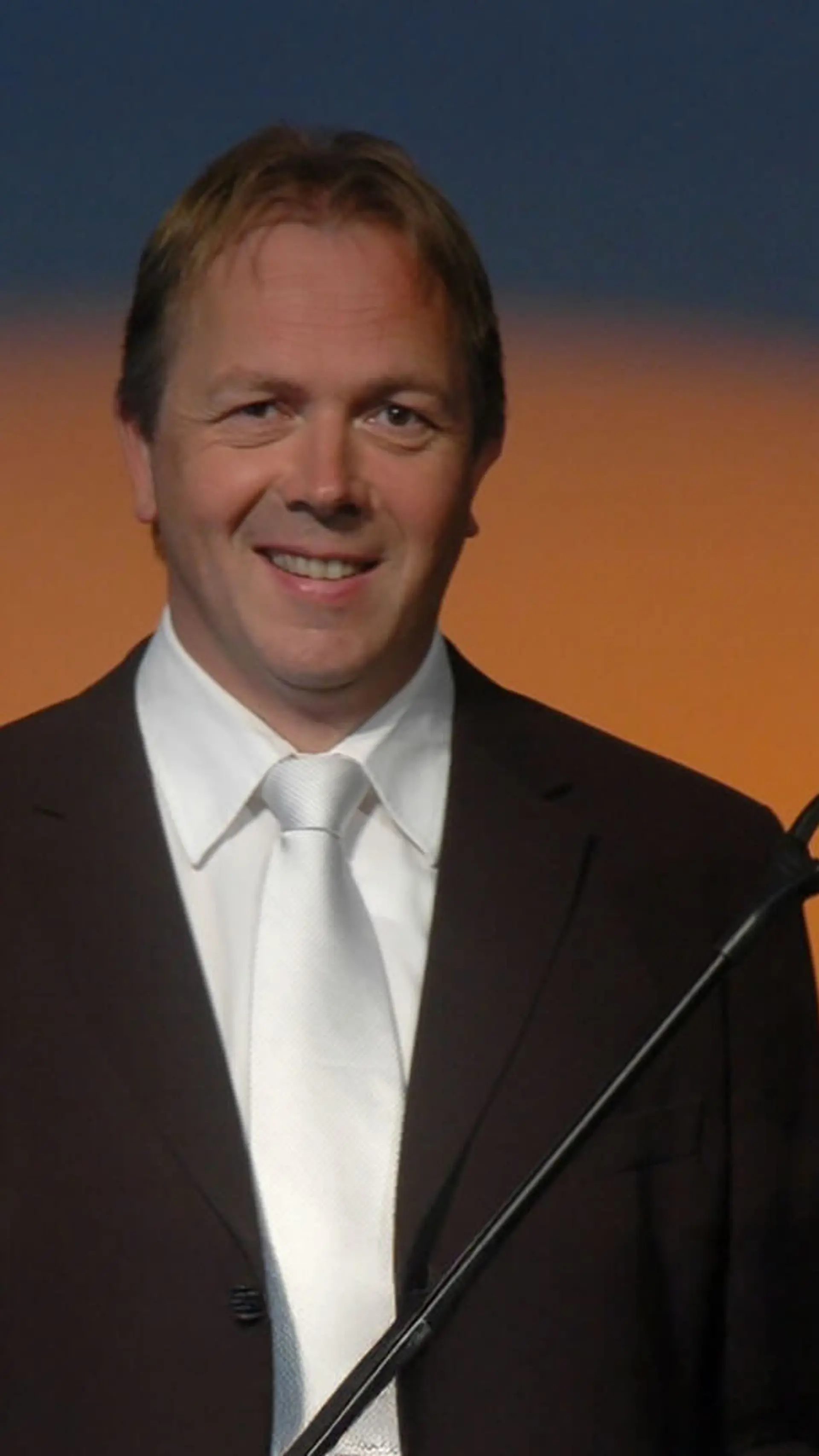 Geir Gjelten - <p>Geir Gjelten er en erfaren entertainer og en profilert foredragsholder med en bakgrunn få kan matche. Han ble bitt av tryllebasillen allerede som 14-åring etter å ha sett NM i trylling – og siden har han aldri sett seg tilbake.&nbsp;</p>