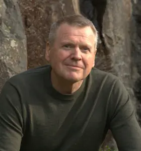 Rune Vedeler - Med over 20 års erfaring som politiforhandler vet Rune Vedeler hva som kreves når kommunikasjon virkelig gjelder.&nbsp;Gjennom tusenvis av krevende samtaler med mennesker i krise har han utviklet en unik forståelse for hvordan trygghet, empati og relasjonskompetanse kan skape tillit – selv i de mest pressede situasjoner.