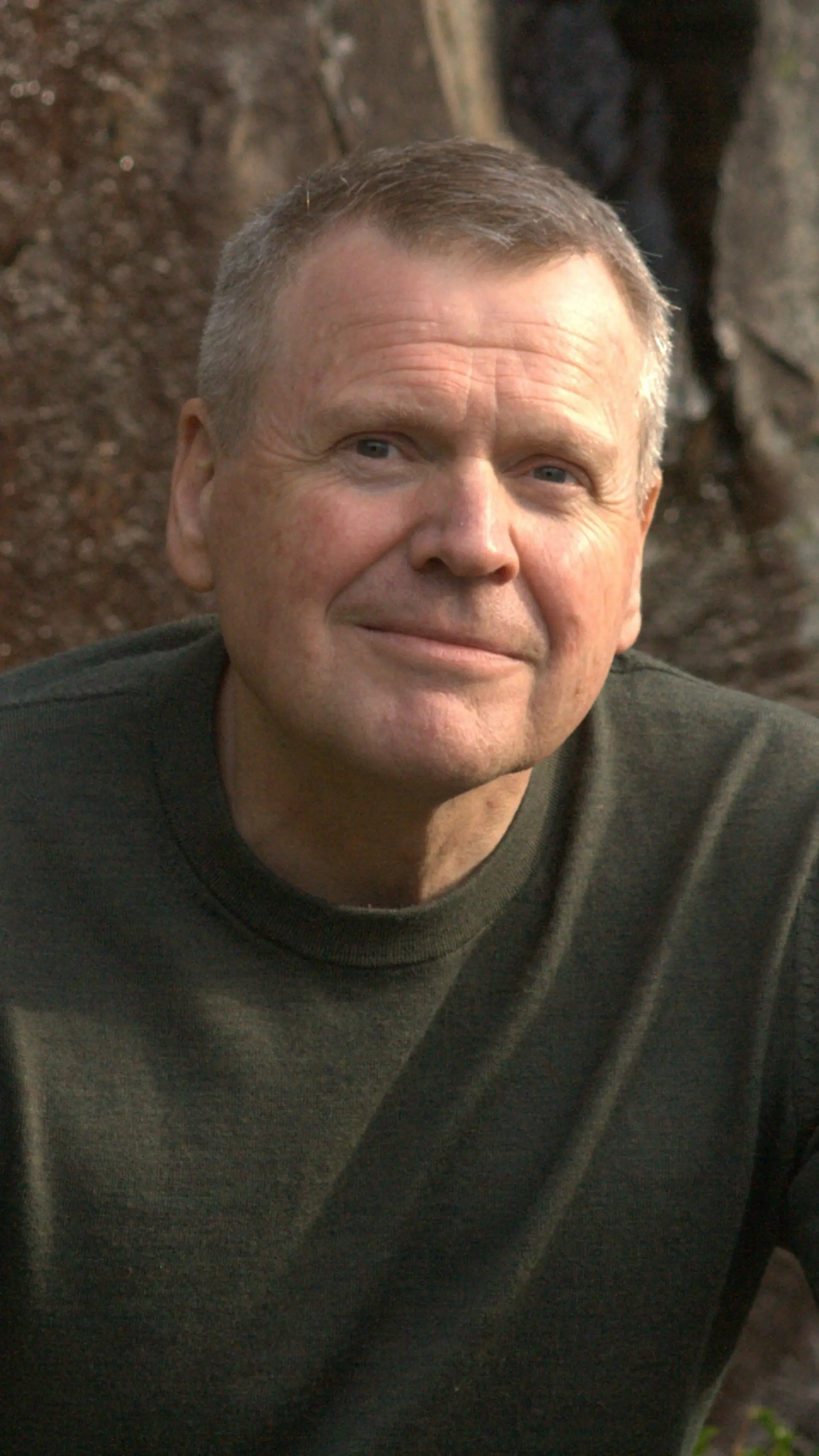 Rune Vedeler - <p>Med over 20 års erfaring som politiforhandler vet Rune Vedeler hva som kreves når kommunikasjon virkelig gjelder.&nbsp;Gjennom tusenvis av krevende samtaler med mennesker i krise har han utviklet en unik forståelse for hvordan trygghet, empati og relasjonskompetanse kan skape tillit – selv i de mest pressede situasjoner.</p>