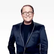 Per Sundnes - <p>Per Sundnes er en av Norges mest profilerte trend- og popkultureksperter, med en brennende lidenskap for musikk, mote og kulturelle strømninger. Mange kjenner ham som stemmen og ansiktet til Melodi Grand Prix, der han tok over stafettpinnen etter Jostein Pedersen. Han omtales fortsatt som tidenes Grand Prix-general – ikke på grunn av lang fartstid, men fordi han på rekordtid snudde en synkende merkevare til en nasjonal folkefest.</p>