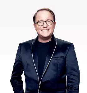 Per Sundnes - Per Sundnes er en av Norges mest profilerte trend- og popkultureksperter, med en brennende lidenskap for musikk, mote og kulturelle strømninger. Mange kjenner ham som stemmen og ansiktet til Melodi Grand Prix, der han tok over stafettpinnen etter Jostein Pedersen. Han omtales fortsatt som tidenes Grand Prix-general – ikke på grunn av lang fartstid, men fordi han på rekordtid snudde en synkende merkevare til en nasjonal folkefest.