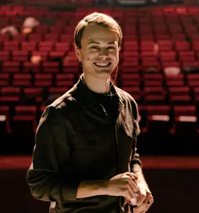 Stian Grastveit - Siviløkonom, toppidrettsutøver, bedriftsrådgiver, samfunnsdebattant og ikke minst: en erfaren foredragsholder og konferansier. Når Stian går på scenen tar han med seg det beste fra idretten, næringslivet og rollen hans som et prisbelønt forbilde innen mangfold og inkludering. 