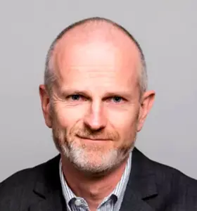 Hogne Tyssøy - Hogne Tyssøy er en erfaren finansprofil med over 37 års fartstid i norsk finansnæring. Karrieren startet i Bergen Bank/DNB, hvor han tilbrakte 10 år som aksjemegler før han gikk videre til Vesta/Skandia som aksjeforvalter og investeringsdirektør i fem år.