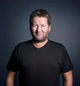 Bjarne Brøndbo - Bjarne Brøndbo, frontfigur i D.D.E., deler i sitt foredrag "Eksamen hver dag" innsikt om bandets suksess, viktigheten av verdier, positiv innstilling og hvordan man skaper en vinnerkultur. Foredraget avsluttes med at Bjarne spiller piano og synger for publikum.