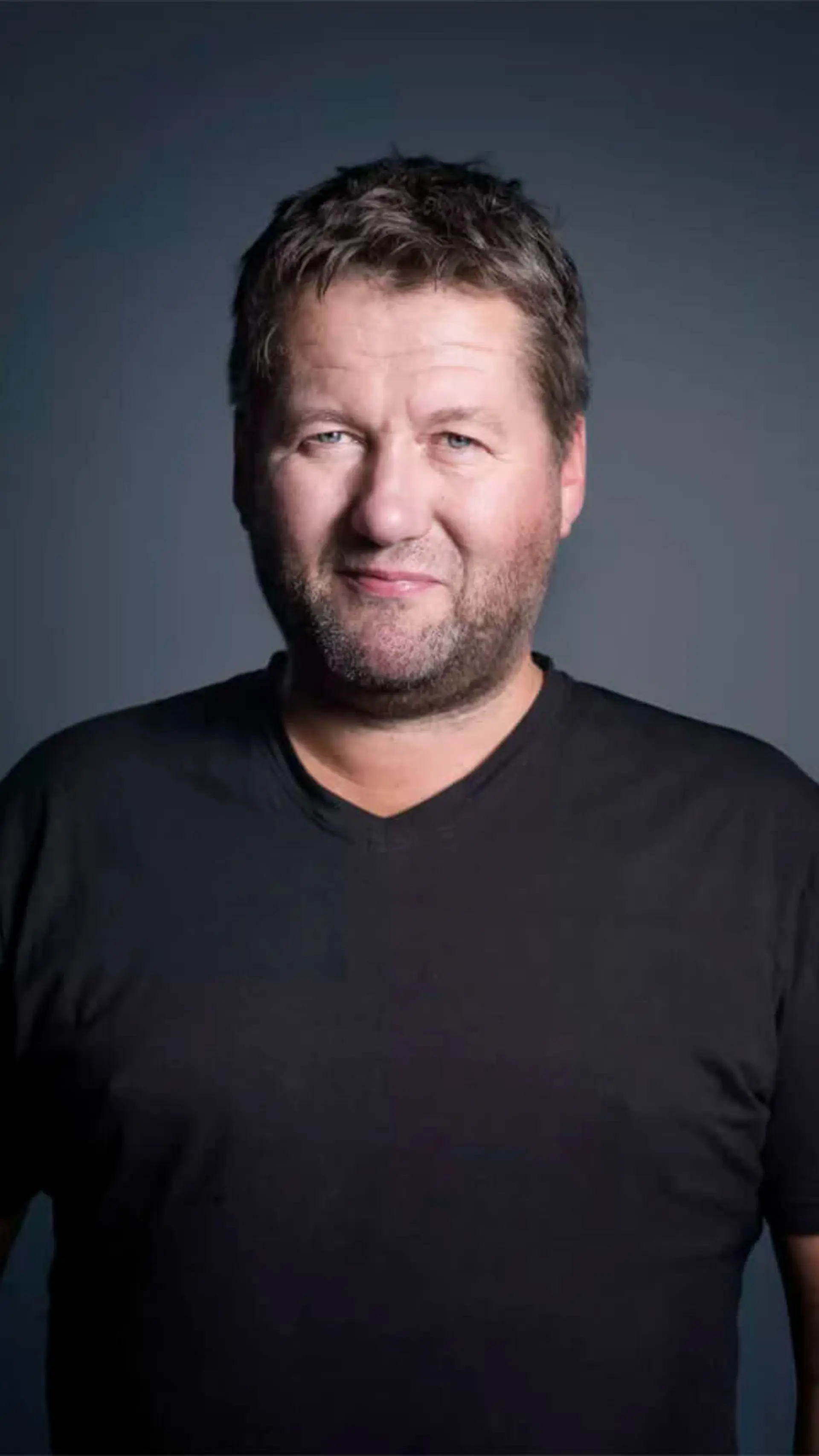 Bjarne Brøndbo - <p>Bjarne Brøndbo, frontfigur i D.D.E., deler i sitt foredrag "Eksamen hver dag" innsikt om bandets suksess, viktigheten av verdier, positiv innstilling og hvordan man skaper en vinnerkultur. Foredraget avsluttes med at Bjarne spiller piano og synger for publikum.</p>