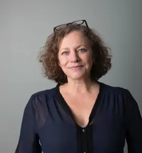 Marianne Mørk Larsen - Marianne Mørk er en ettertraktet foredragsholder med over 25 års erfaring innen kommunikasjon, ledelse og utvikling av mennesker og organisasjoner. Hun holder inspirerende foredrag og skreddersydde kurs som styrker relasjonskompetanse, emosjonell intelligens og endringsledelse – med dokumentert effekt.