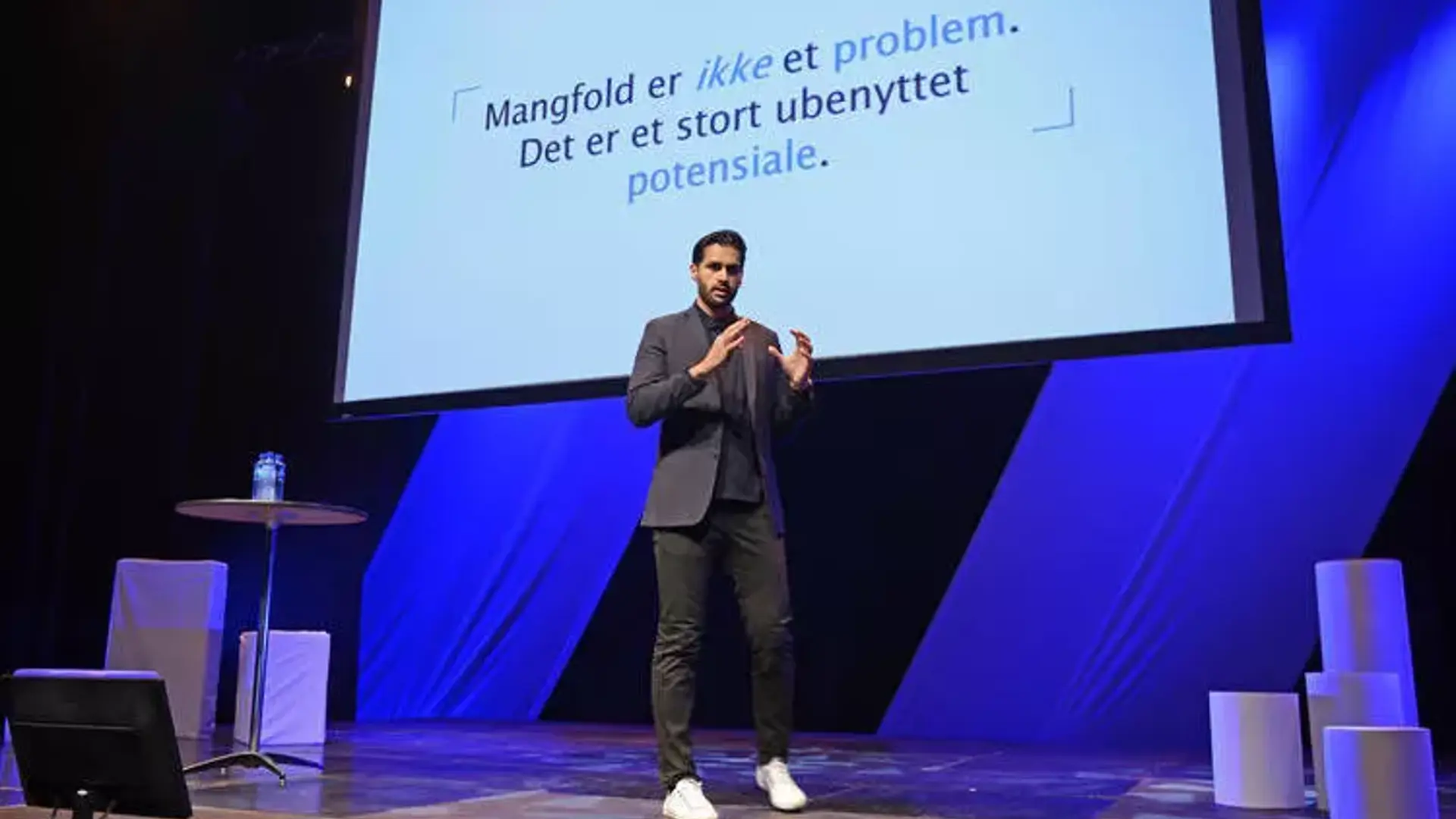 Javad Mushtaq - <p><strong>Javad Mushtaq er en prisbelønt entreprenør, investor og leder utdannet ved Harvard og MIT. Han arbeider i skjæringspunktet mellom kunstig intelligens, samfunn, innovasjon og mangfold, og har erfaring fra privat, offentlig og ideell sektor på tvers av fem kontinenter.</strong></p>