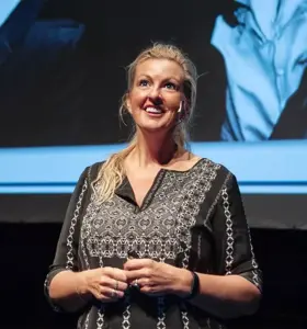 Solfrid Flateby - Solfrid Flateby er en prisvinnende foredragsholder og leder med solid erfaring fra toppnivå innen HR og kommunikasjon. Med over 15 år som HR- og kommunikasjonsdirektør i selskaper som Coca-Cola, Reitangruppen og Bavaria Nordic (BMW, MINI og Porsche), har hun opparbeidet en dyp forretningsforståelse og et strategisk blikk på både mennesker og organisasjon.