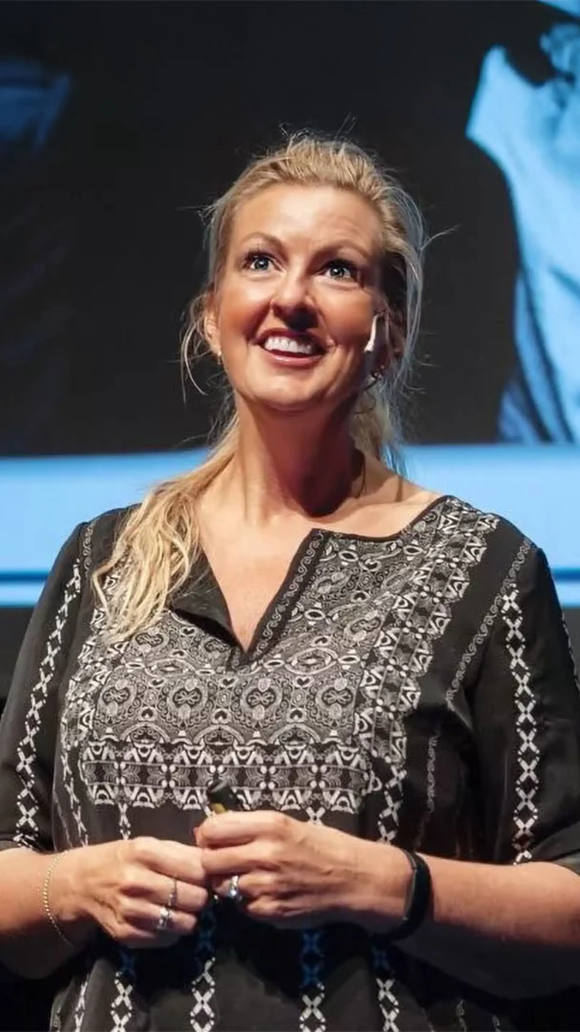 Solfrid Flateby - <p>Solfrid Flateby er en prisvinnende foredragsholder og leder med solid erfaring fra toppnivå innen HR og kommunikasjon. Med over 15 år som HR- og kommunikasjonsdirektør i selskaper som Coca-Cola, Reitangruppen og Bavaria Nordic (BMW, MINI og Porsche), har hun opparbeidet en dyp forretningsforståelse og et strategisk blikk på både mennesker og organisasjon.</p>