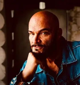 Christian René Wold - Fra et liv i rus og kriminalitet til å utdanne seg som sosionom og bli en ressurs for andre som ønsker å bryte negative handlingsmønstre.