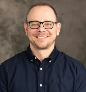 Ove Andre Remme - Ove André Remme er en ettertraktet foredragsholder med en sjelden kombinasjon av faglig tyngde og personlig gjennomslagskraft. Han er utdannet i familie- og avhengighetspsykologi fra Sverige, med videre fordypning i Gestaltterapi. I flere år har han jobbet med behandling av rusavhengighet, psykisk uhelse og destruktive mønstre – både i klinisk praksis og som faglig utvikler.