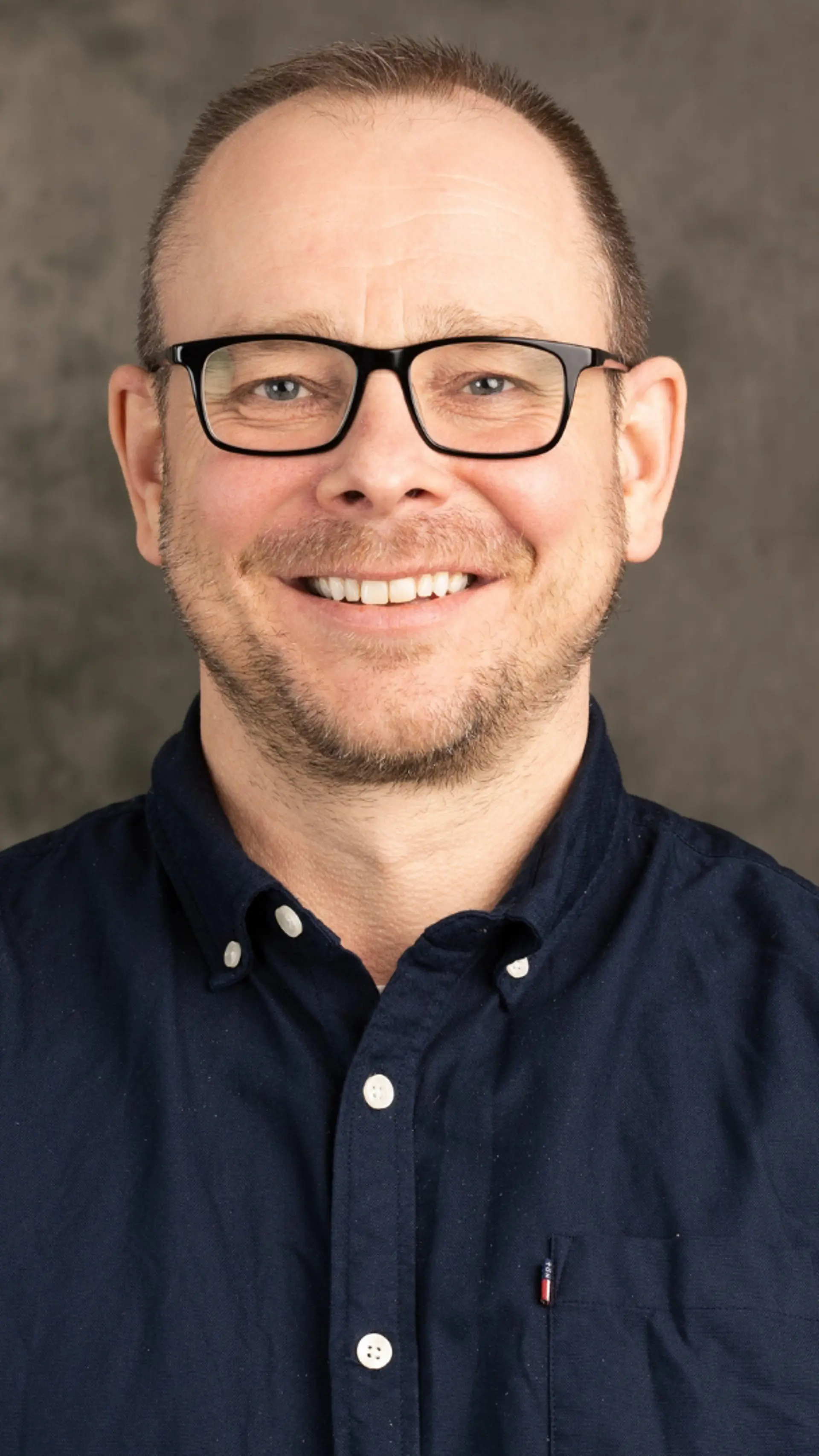 Ove Andre Remme - <p>Ove André Remme er en ettertraktet foredragsholder med en sjelden kombinasjon av faglig tyngde og personlig gjennomslagskraft. Han er utdannet i familie- og avhengighetspsykologi fra Sverige, med videre fordypning i Gestaltterapi. I flere år har han jobbet med behandling av rusavhengighet, psykisk uhelse og destruktive mønstre – både i klinisk praksis og som faglig utvikler.</p>