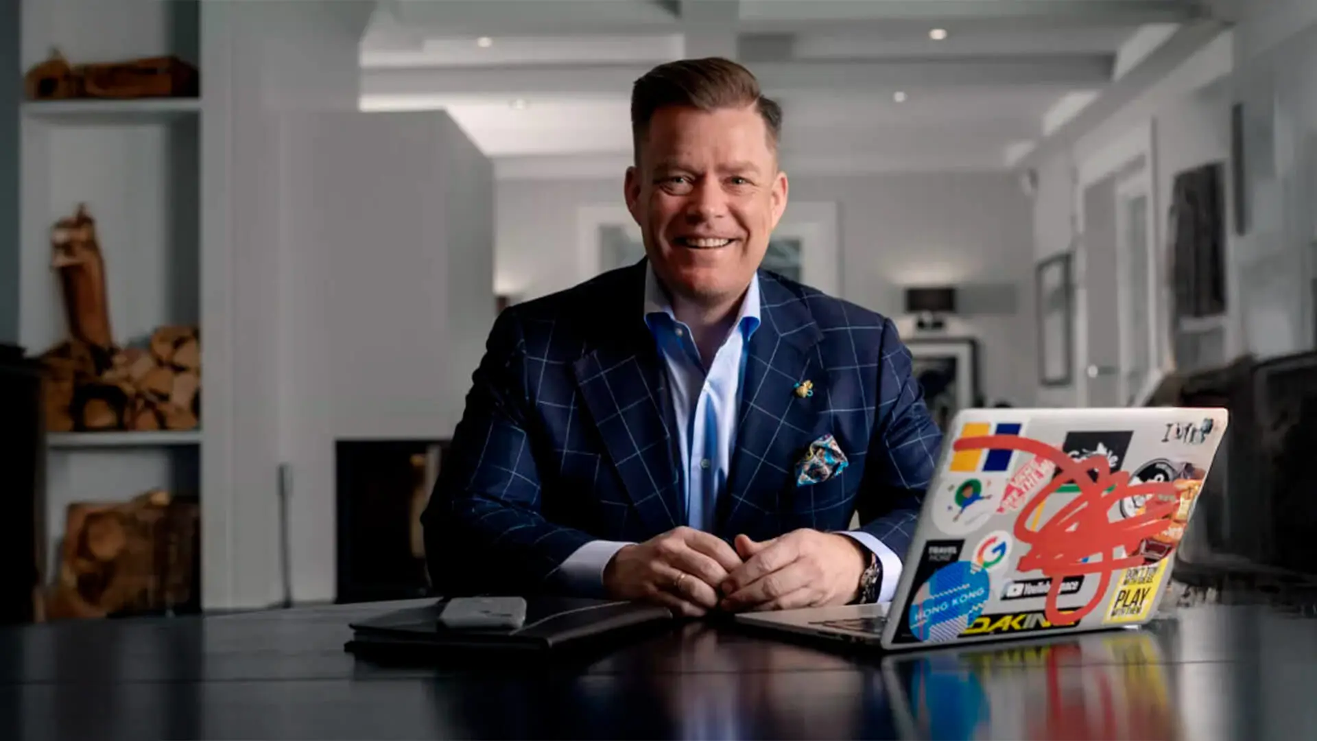 Lars Bratsberg - <p>Oppdag hvordan Lars Bratsberg kombinerer historiefortelling og teknologiforståelse for å forme morgendagens digitale strategier.</p>