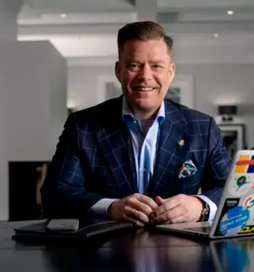 Lars Bratsberg - Oppdag hvordan Lars Bratsberg kombinerer historiefortelling og teknologiforståelse for å forme morgendagens digitale strategier.