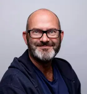 Paal Tarjei Aasheim - Pål Tarjei Aasheim er en av Norges mest etterspurte eksperter på retorikk og kommunikasjon. Han lærer deg hvordan du får frem budskap som ikke bare blir hørt – men husket, og som skaper faktisk handling.