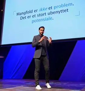 Javad Mushtaq - Javad Mushtaq er en prisbelønt entreprenør, investor og leder utdannet ved Harvard og MIT. Han arbeider i skjæringspunktet mellom kunstig intelligens, samfunn, innovasjon og mangfold, og har erfaring fra privat, offentlig og ideell sektor på tvers av fem kontinenter.