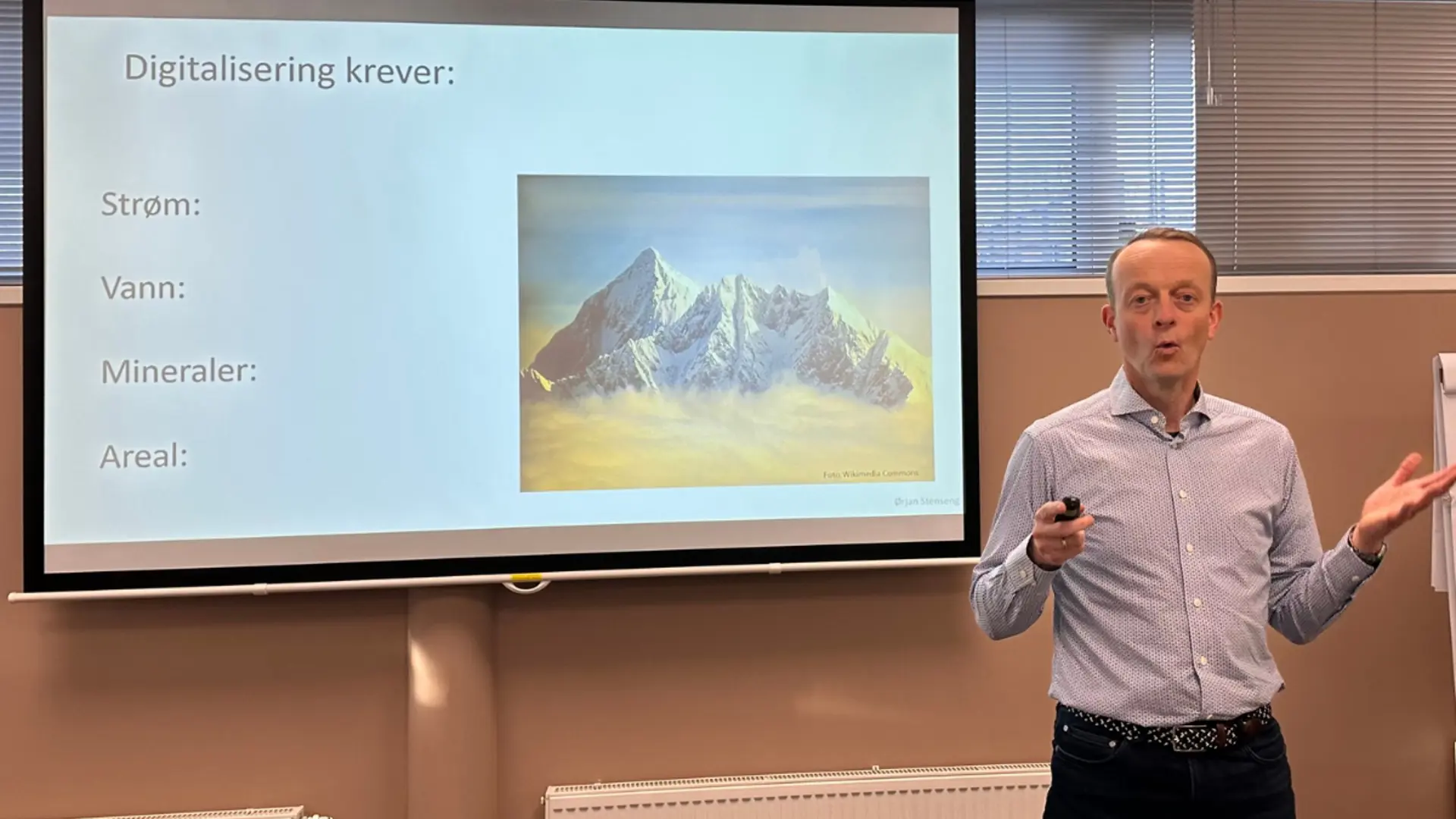 Ørjan Stenseng - <p>Mange tror digitalisering er synonymt med bærekraft. Ørjan Stenseng trodde det selv – helt til han så konsekvensene. Nå deler han innsikten med faglig tyngde og praktiske løsninger.</p>