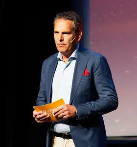 Frode Skaarnes - Til daglig er Frode CEO i Lørn.tech, og hjelper offentlige og private virksomheter med å bygge kunnskap og å etablere gode systemer for å være forberedt på et bredt spekter av trusler.&nbsp;Når Frode holder foredrag engasjerer han publikum gjennom historiefortelling, forståelige forklaringer på komplekse temaer og glimt i øyet.