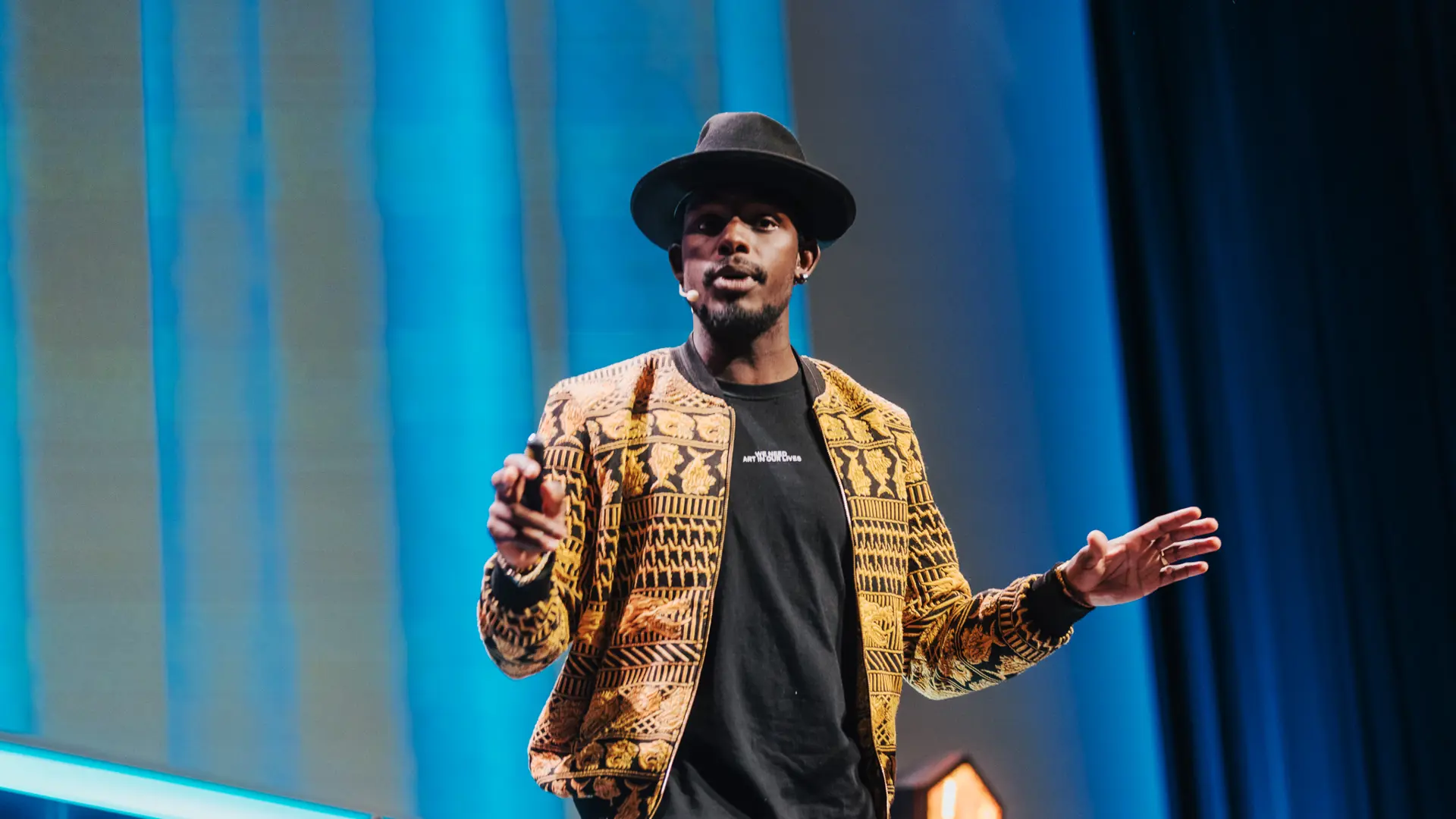 Alexander Skadberg - Alexander er en prisbelønnet foredragsholder. I 2019 ble han utnevnt Bodø-ambassadør og ble tildelt Terje Nilsens ærespris, og i 2023 Hederspris fra Krisesenteret i Salten for sin foredragsvirksomhet.