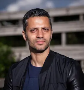 Ghulam Abbas - Ghulam Abbas er foredragsholder og forfatter, kjent for sin reise fra B-gjengen til samfunnsengasjement, med innsikt i utenforskap, ledelse og forebygging.