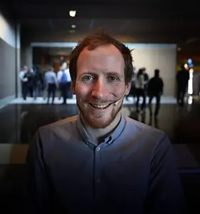 Adrian Lund - Engasjert foredragsholder som brenner for et inkluderende arbeidsliv der alle personlighetstyper er verdifulle.