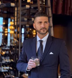 Daniel Rouge Madsen - Daniel Rougè Madsen har en allsidig personlighet med en kulinarisk bakgrunn,&nbsp;forretningsmann, TV-personlighet, medforfatter og entreprenør med en&nbsp;bemerkelsesverdig reise som spenner over flere bransjer.