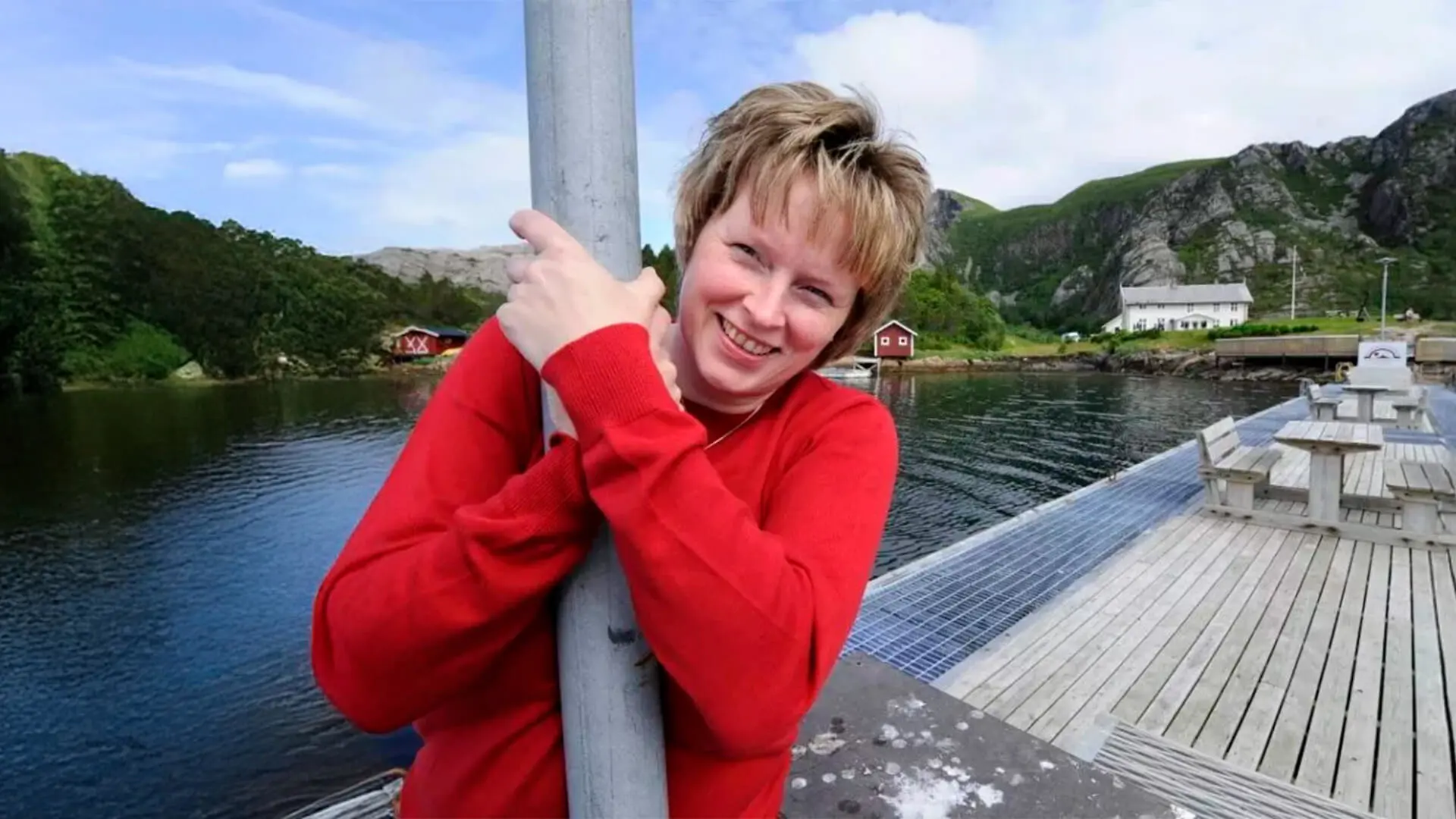 Malin Arntsen - <p>Malin Arntsen er kvinnen som ser muligheter der andre bare ser utfordringer – eller sauemøkk. Da hun ble sagt opp fra jobben som hjelpepleier på sykehjem, valgte hun ikke å se seg tilbake. I stedet skapte hun en ny virkelighet, både for seg selv og for hele lokalsamfunnet. I dag tiltrekker hun over 25 000 turister til knøttlille Rødøy – ei øy med under 200 fastboende og kun to kilometer vei.</p>