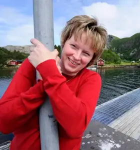 Malin Arntsen - Malin Arntsen er kvinnen som ser muligheter der andre bare ser utfordringer – eller sauemøkk. Da hun ble sagt opp fra jobben som hjelpepleier på sykehjem, valgte hun ikke å se seg tilbake. I stedet skapte hun en ny virkelighet, både for seg selv og for hele lokalsamfunnet. I dag tiltrekker hun over 25 000 turister til knøttlille Rødøy – ei øy med under 200 fastboende og kun to kilometer vei.