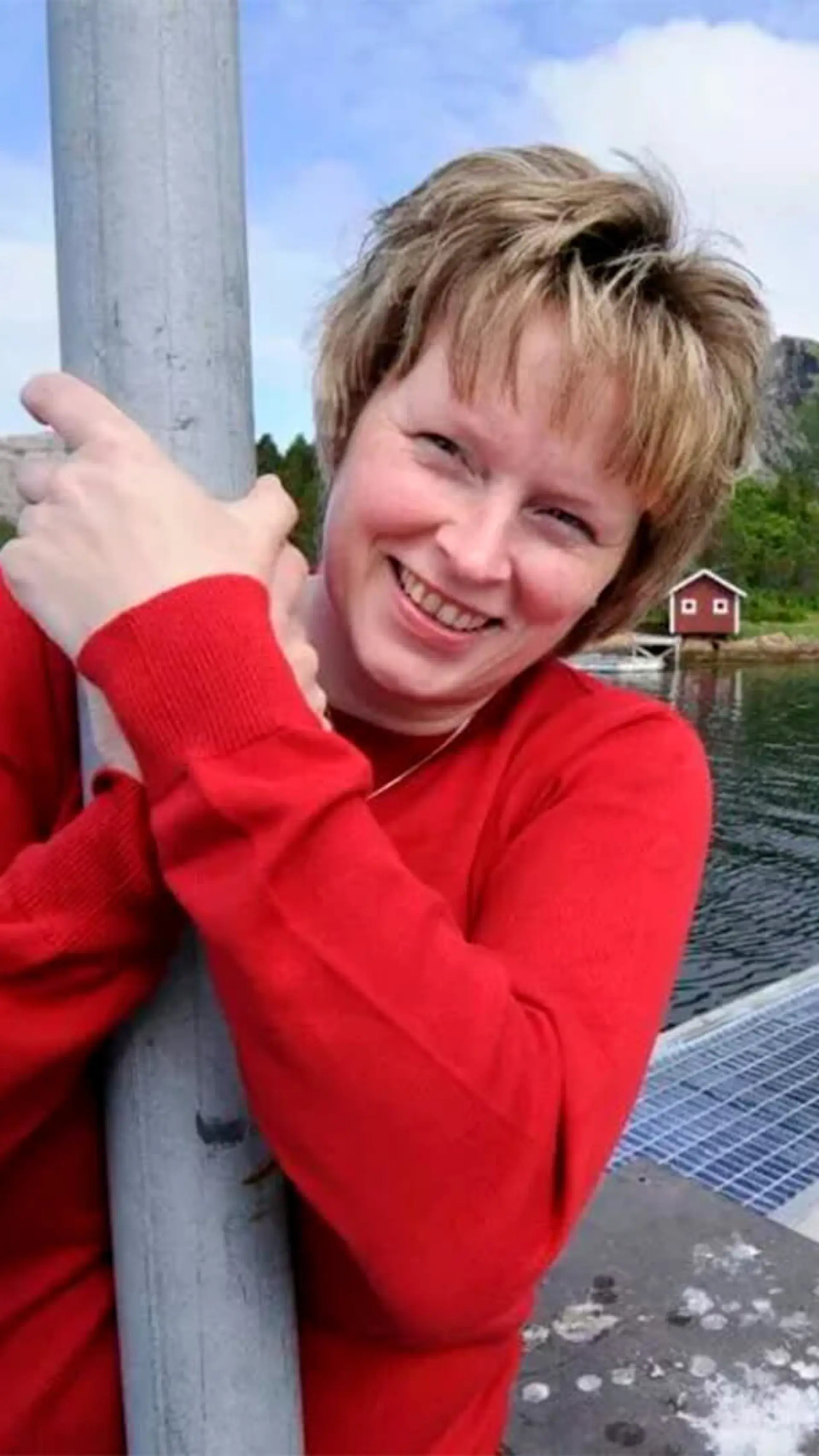 Malin Arntsen - <p>Malin Arntsen er kvinnen som ser muligheter der andre bare ser utfordringer – eller sauemøkk. Da hun ble sagt opp fra jobben som hjelpepleier på sykehjem, valgte hun ikke å se seg tilbake. I stedet skapte hun en ny virkelighet, både for seg selv og for hele lokalsamfunnet. I dag tiltrekker hun over 25 000 turister til knøttlille Rødøy – ei øy med under 200 fastboende og kun to kilometer vei.</p>